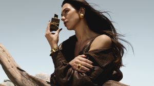 عطر Libre Santal Couture.. رحلة تمزج أنوثة الأزهار بقوة الخشب