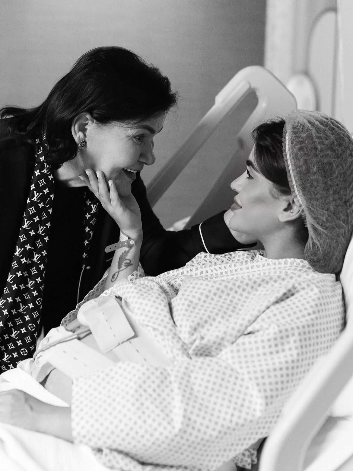 صورة عفوية تجمع يومي بوالدتها صورة عفوية تجمع يومي بوالدتها