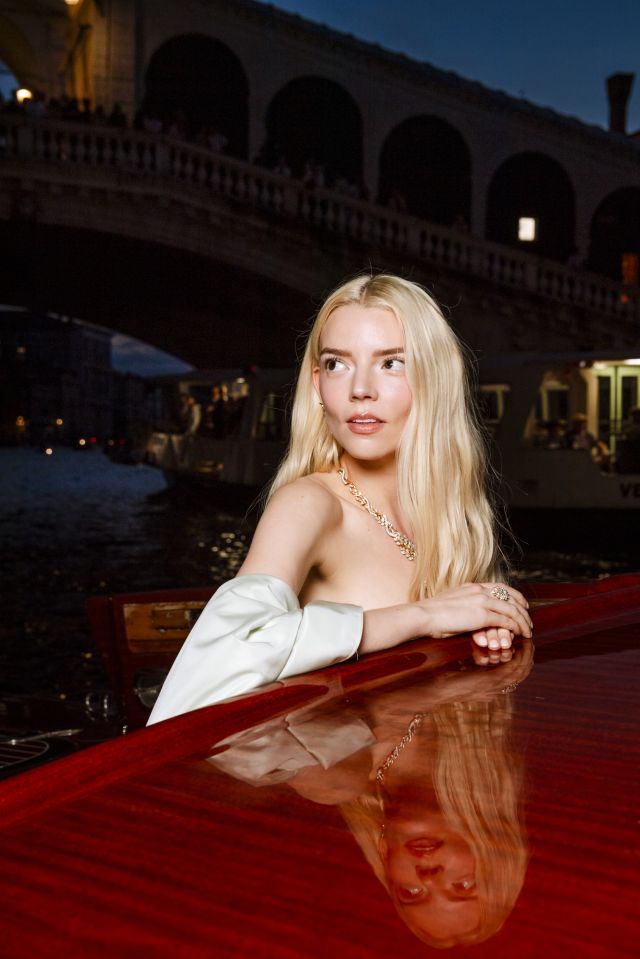 Anya Taylor-Joy بإطلالة آسرة