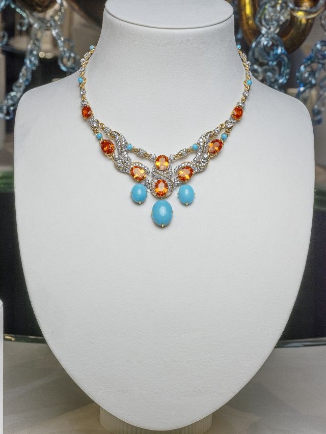 في معرض Tiffany، تتألق المجوهرات الراقية بتفاصيل آسرة وحرفية استثنائية