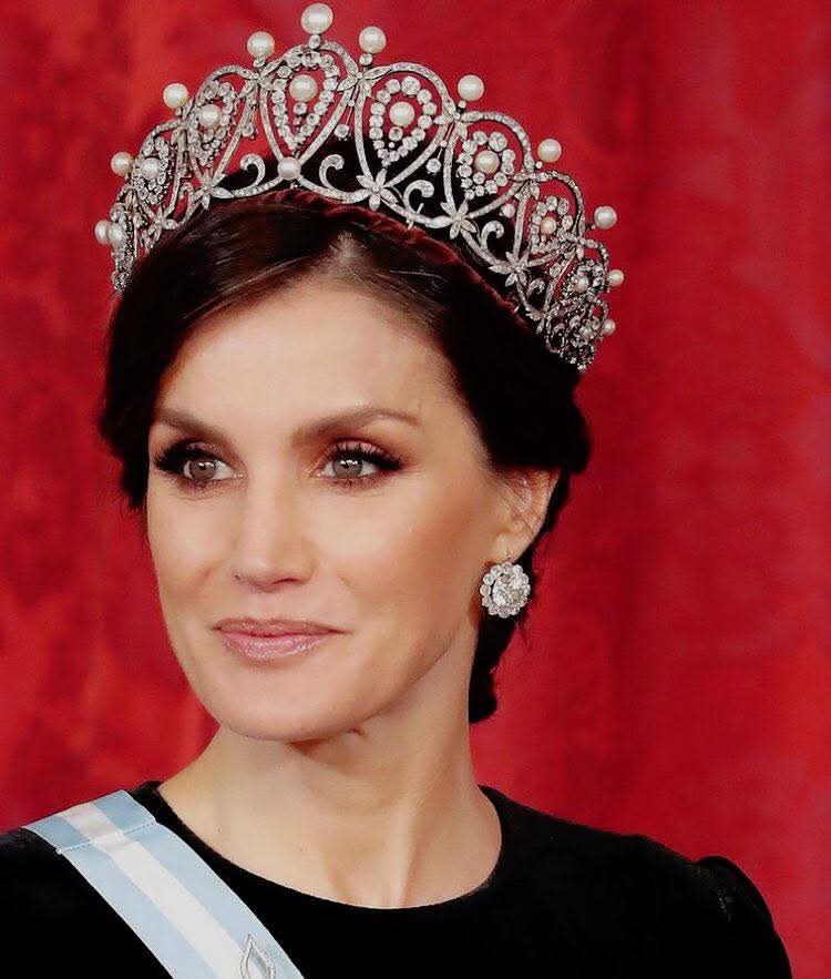 تاج The Cartier Loop Tiara... عودة لافتة في 2025