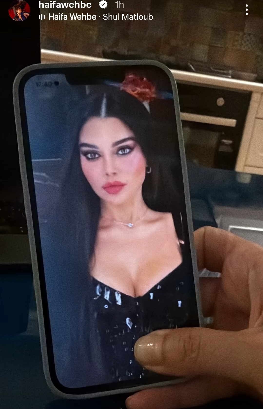 هيفاء وهبي ترد بكل ثقة بصورة قريبة من وجهها هيفاء وهبي ترد بكل ثقة بصورة قريبة من وجهها