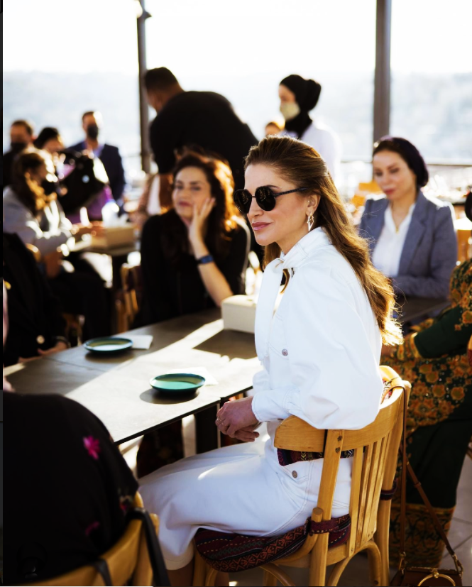 الملكة رانيا تتألق بنظارات Chanel