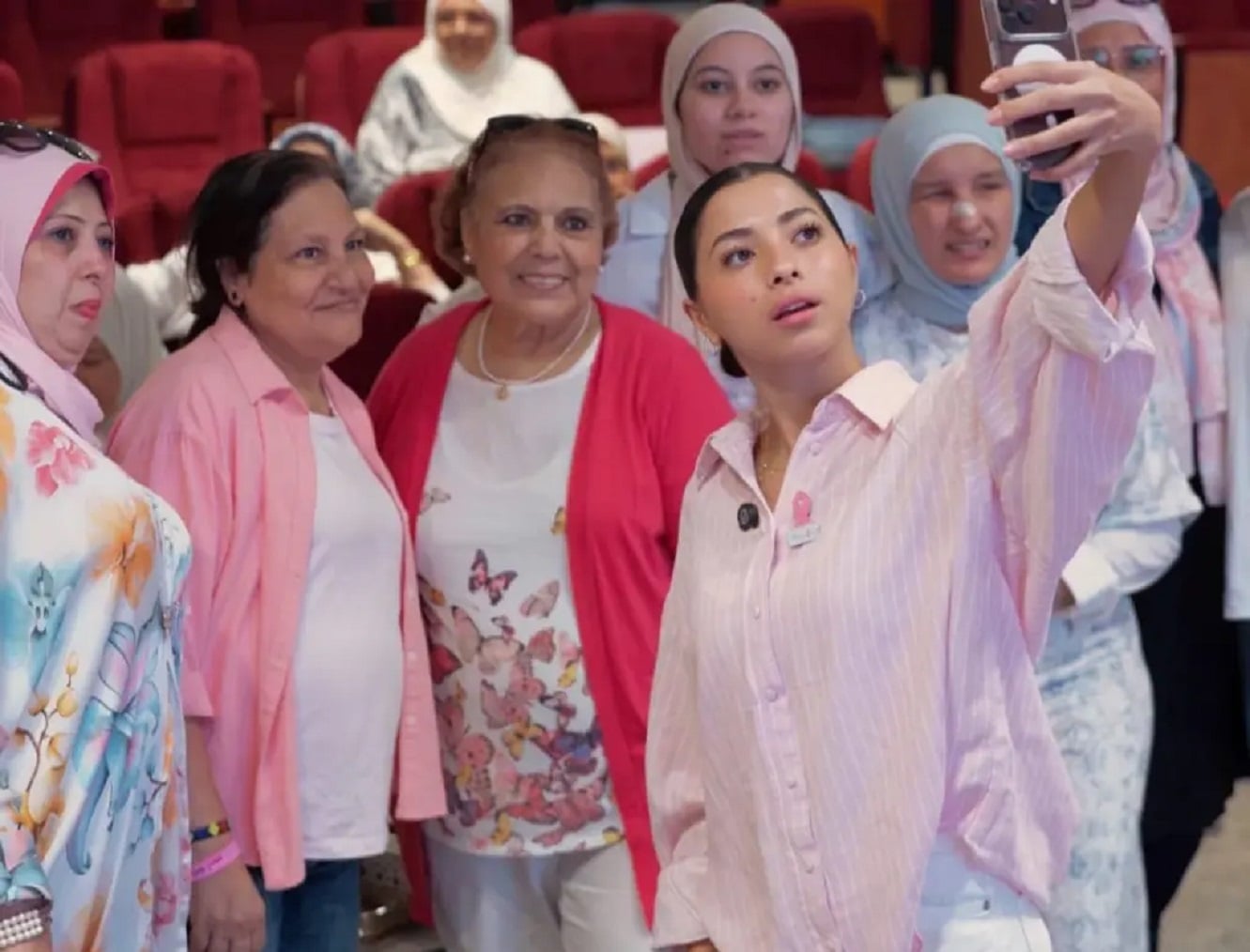 سيلفي جيسيكا حسام الدين مع محاربات السرطان