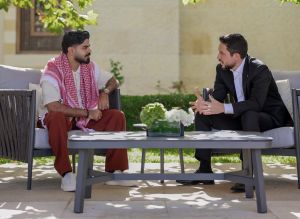 الأمير الحسين يلتقي جو حطاب في الأردن.. لماذا اختير لتوثيق المملكة؟