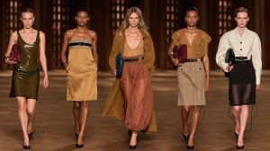 التحرر والرموز الكلاسيكية: ديفيس يرسخ لغة Ferragamo الخاصة في أسبوع الموضة