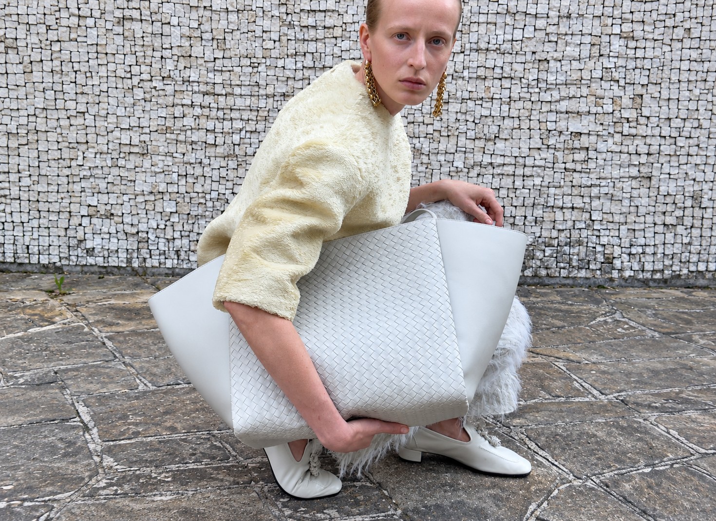 حقيبة Corso من Bottega Veneta بتصميم عصري وحضور لافت