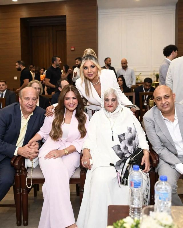 صابرين مع زوجها وعائلتها في عقد قران نجلها