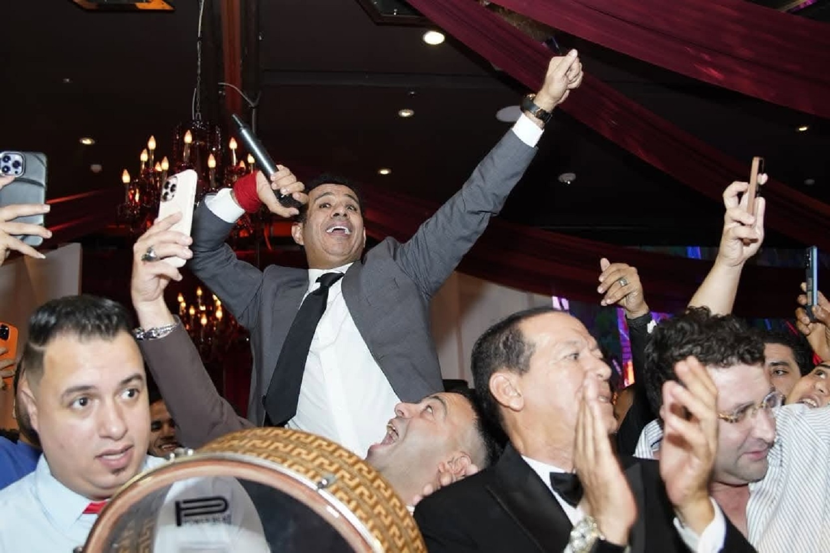 محمود الليثي يشارك سعد الصغير فرحته بزفاف نجله