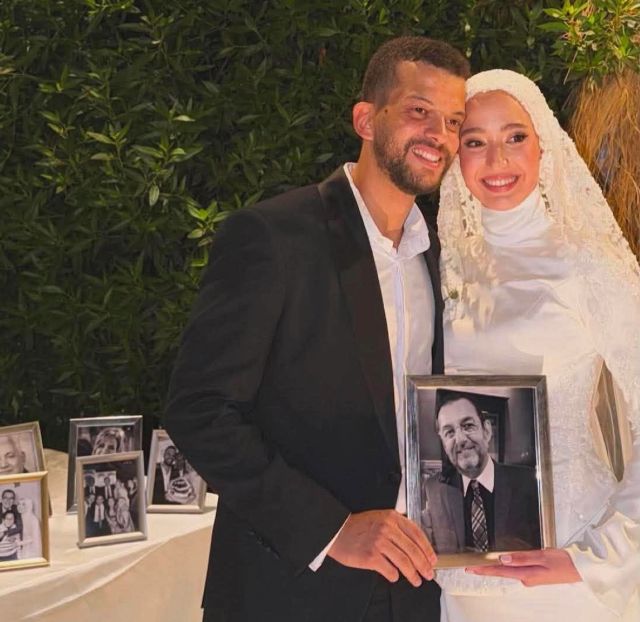 ابنة محمد مرزبان ترفع صورة والدها في حفل زفافها