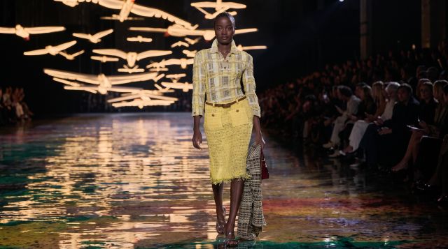 رفضها الجميع فتبنتها Chanel.. معجزة شابة نيجيرية في باريس