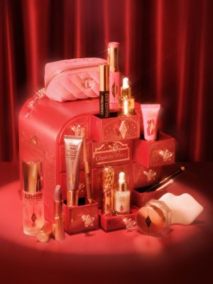 Charlotte Tilbury تكشف عن مجموعة HOLLYWOOD HOLIDAY WONDERLAND الجديدة