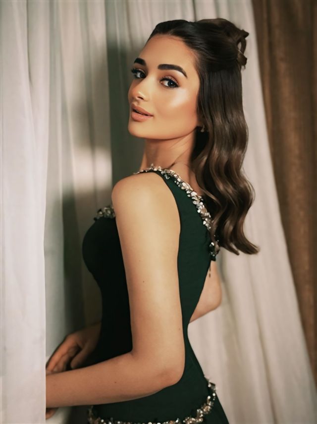 الأسود يبرز أناقة ملك أحمد زاهر