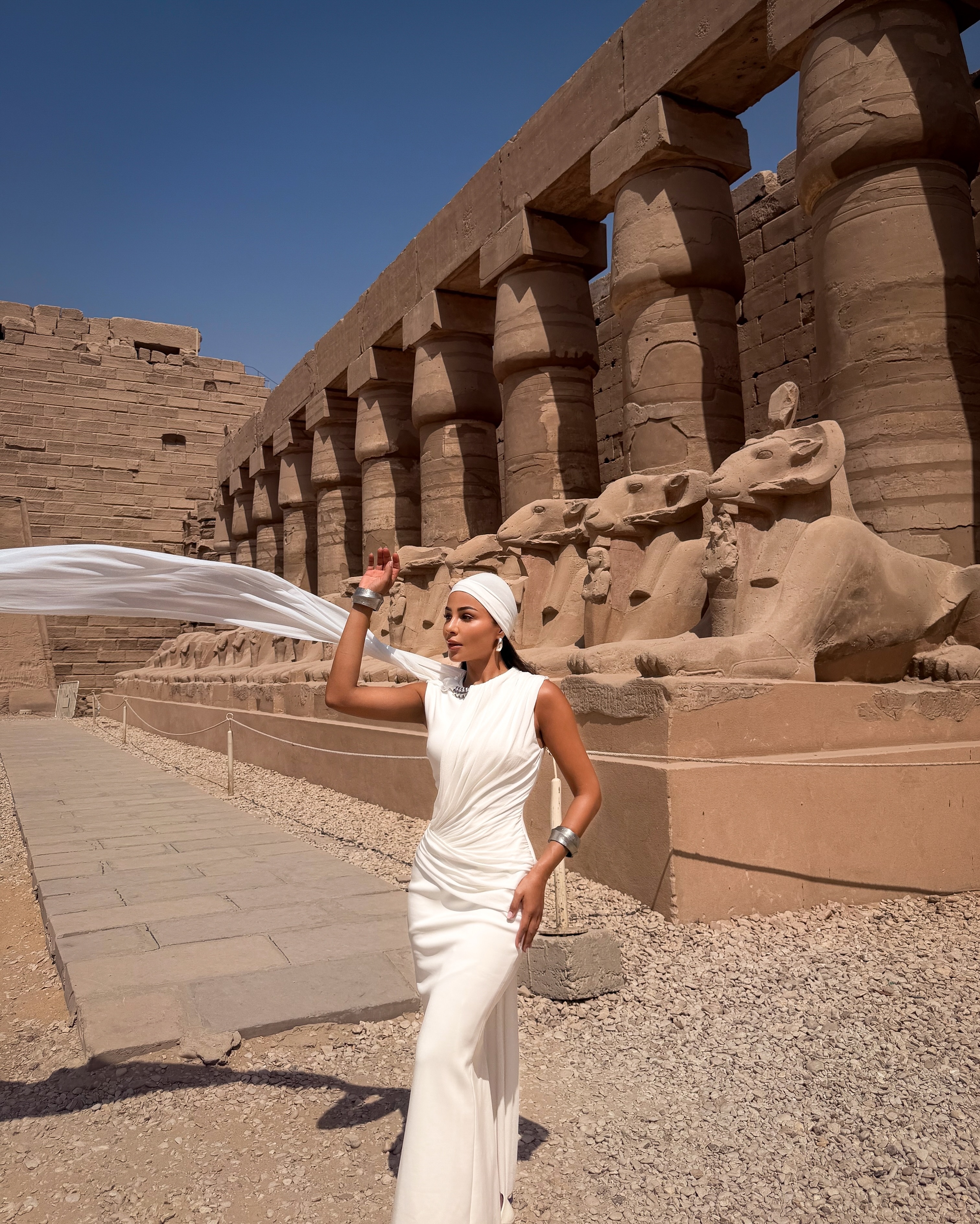 مهيرة عبد العزيز اعتمدت مكياجاً برونزياً دافئاً مهيرة عبد العزيز اعتمدت مكياجاً برونزياً دافئاً