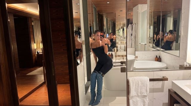 بسمة بوسيل بجمبسوت أسود وجزمات دنيم من فيرساتشي.