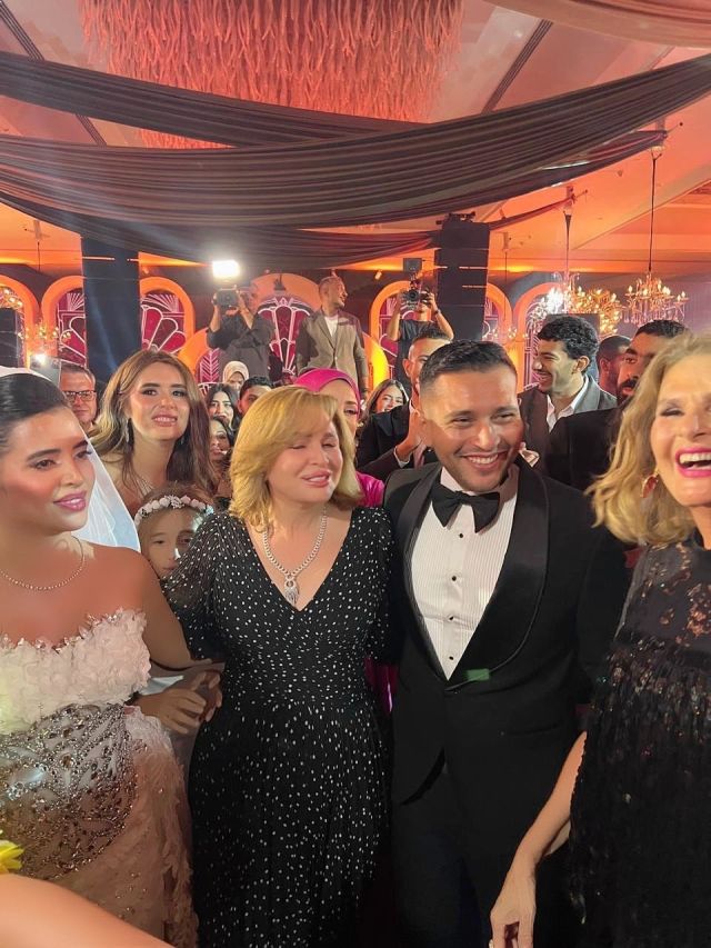 يسرا وإلهام شاهين مع العروسين