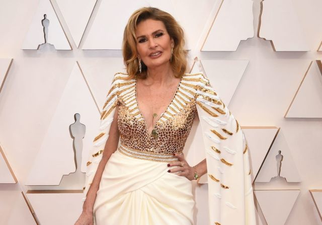 يسرا تحصد جائزة الإنجاز مدى الحياة في الدورة السادسة من مهرجان البحرين السينمائي