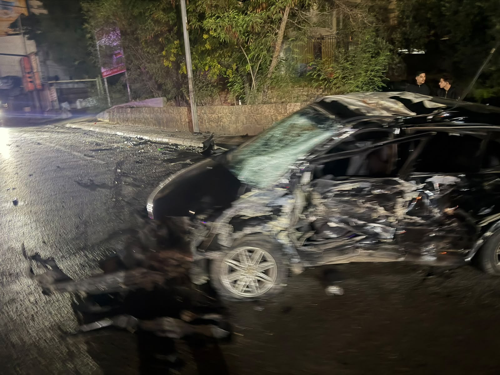 صورة حصرية تنفرد بها مجلة لها لموقع الحادث المروع الذي تسبب في وفاة الفنانة اللبنانية الشابة ندى دندش