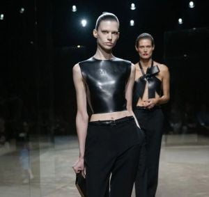 أناقة الليل والغموض: Tom Ford يجمع بين الخياطة الحادّة والأقمشة الشفّافة