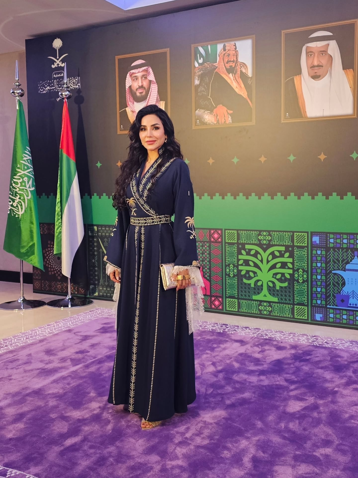 لجين عمران تتألق بعباءة داكنة مزينة بتطريزات ذهبية تراثية