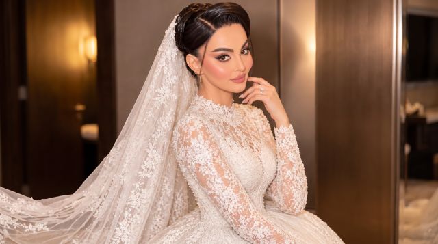 بالدانتيل الفاخر.. رومي القحطاني تدخل القفص الذهبي كأميرات الحكايات
