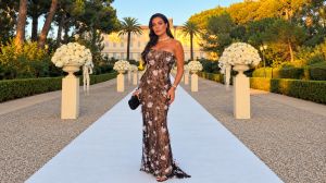 نادين نسيب نجيم في ظهور مميز... فستان شفّاف وورود بيضاء بأسلوب أنثوي