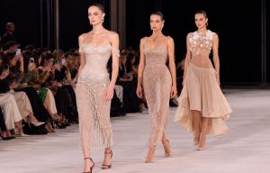 بين الجرأة والرومانسية: سيمفونية من الخرز والشفافية في عرض Georges Hobeika