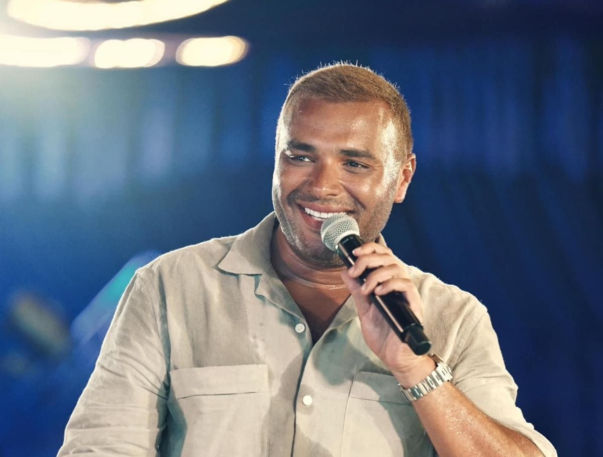 رامي صبري يتعرض لموقف محرج مع معجبة حاولت تقبيله خلال التقاط صورة معه