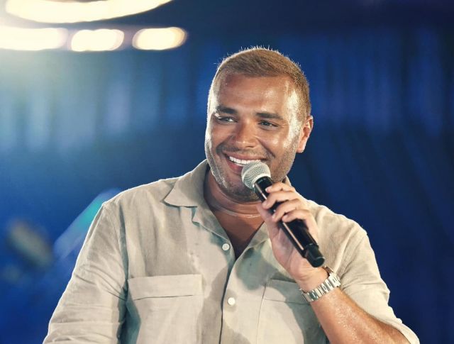 رامي صبري يتعرض لموقف محرج من فتاة حاولت تقبيله (فيديو)