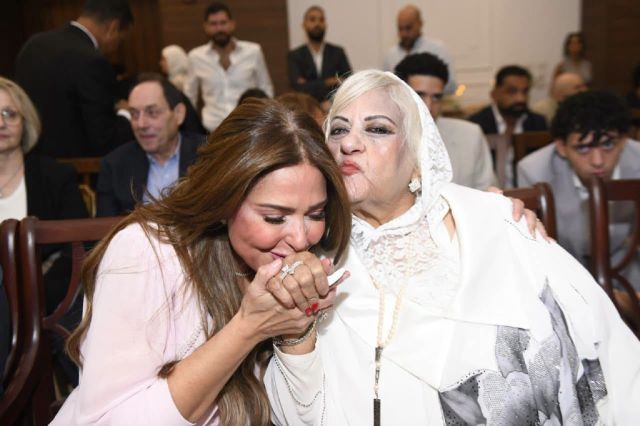 صابرين تقبل يد والدتها