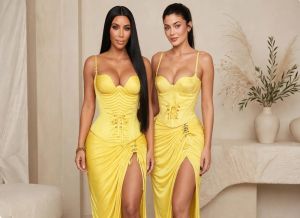 كايلي جينر ترتدي فستان كيم كارداشيان... إطلالة Versace تعود بعد 8 سنوات
