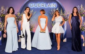  من الأزرق السماوي إلى الأنبض.. هكذا تألقت النجمات بحفل Guerlain للعطور