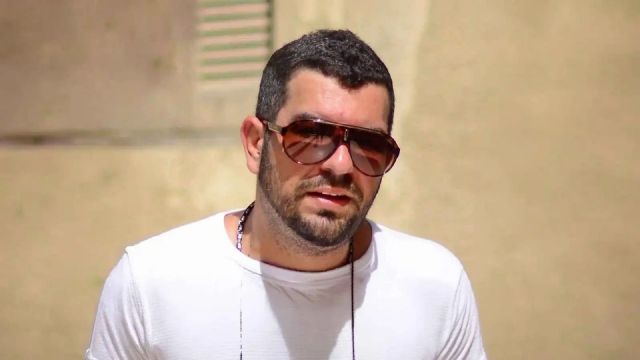 تامر حسني ورامي صبري وتامر عاشور في عزاء الموزع الموسيقي طارق توكل (فيديو)