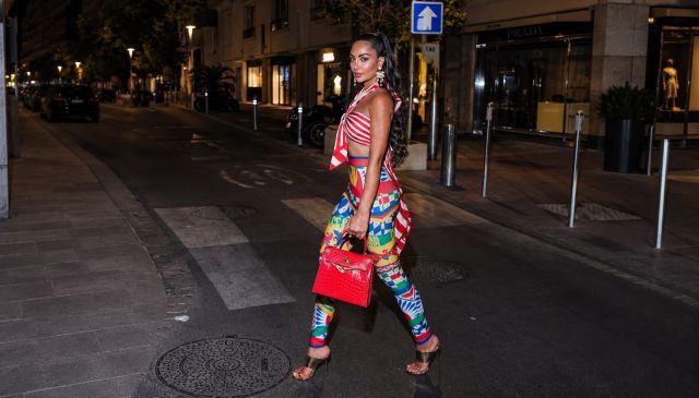نور الغندور بحقيبة فاخرة وملابس جريئة من Dolce & Gabbana