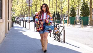 ألوان مبهرة وحقيبة ناعمة:هنا الزاهد تعتمد أسلوب الـStreet Style الجريء