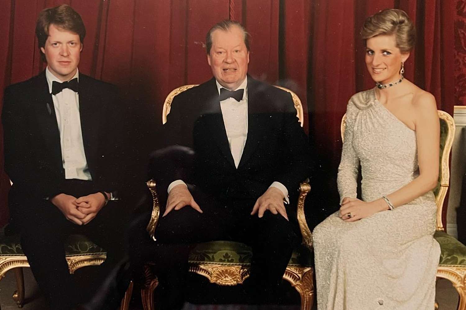 الأميرة ديانا ووالدها وشقيقها تشارلز الأميرة ديانا ووالدها وشقيقها تشارلز
