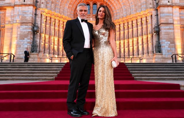 أمل كلوني بإطلالة ساحرة.. فستان أنيق من Gucci بتفاصيل الشراريب الذهبية