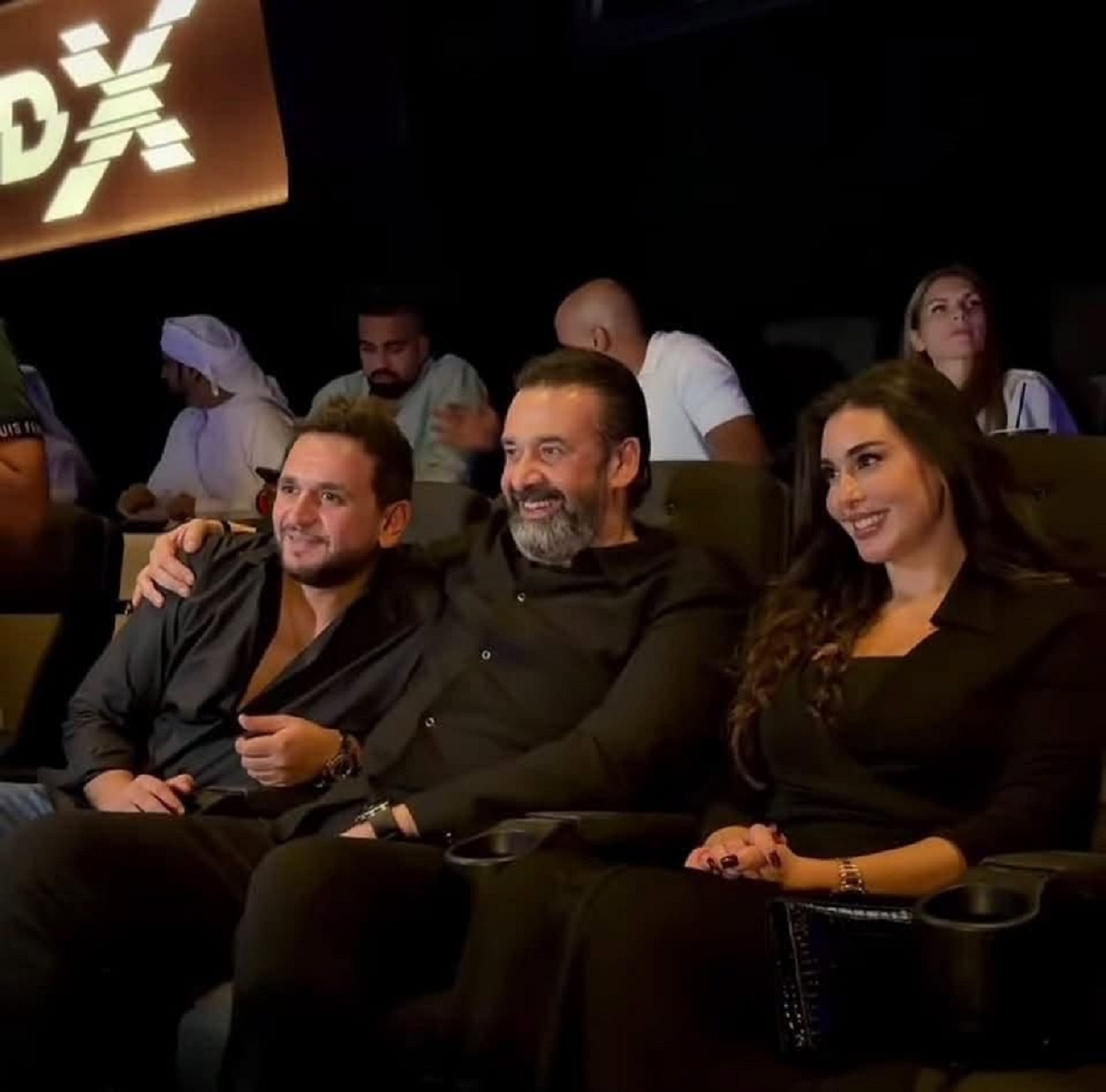 كريم عبد العزيز يمازح مصطفى خاطر في العرض الخاص لفيلم مطلوب عائلياً