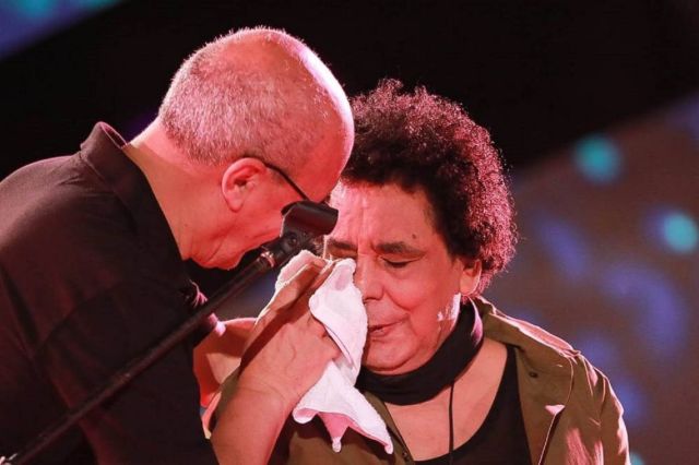 فيديو يوضح بكاء محمد منير يثير غضب محبيه ويوضحون الحقيقة (فيديو)