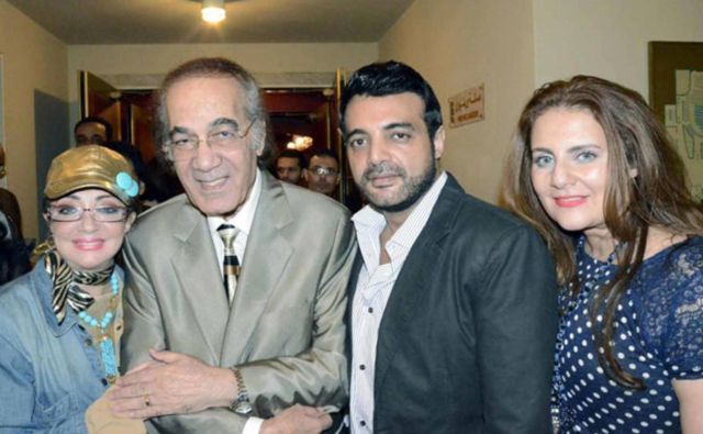 عمرو محمود ياسين ينشر آخر رسالة للفنان الراحل (فيديو)