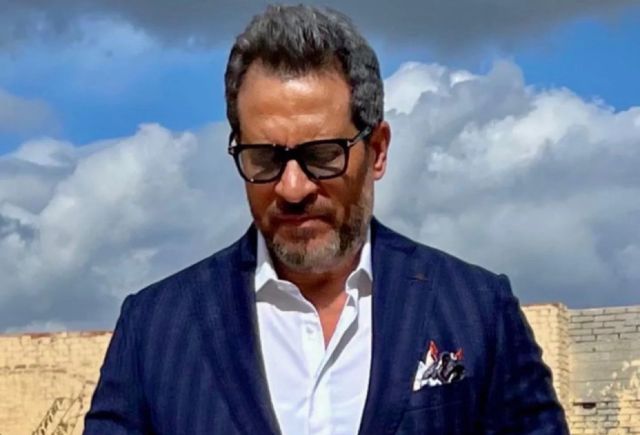 الموت يفجع ماجد المصري في أحد حفيديه التوأم بعد ثمانية أيام من ولادته