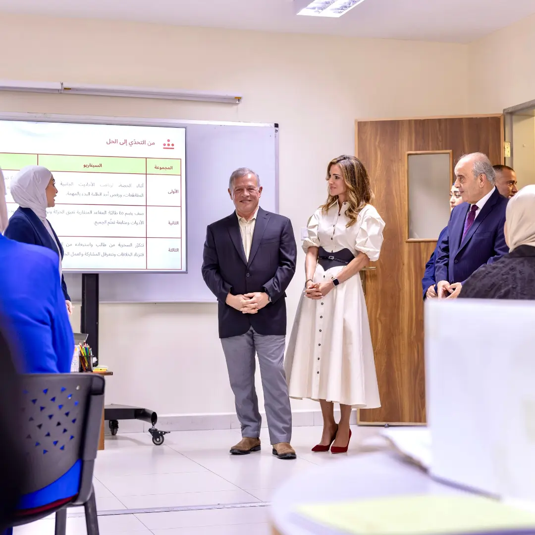 حقيبة سوداء وحذاء أحمر يكسران هدوء الألوان