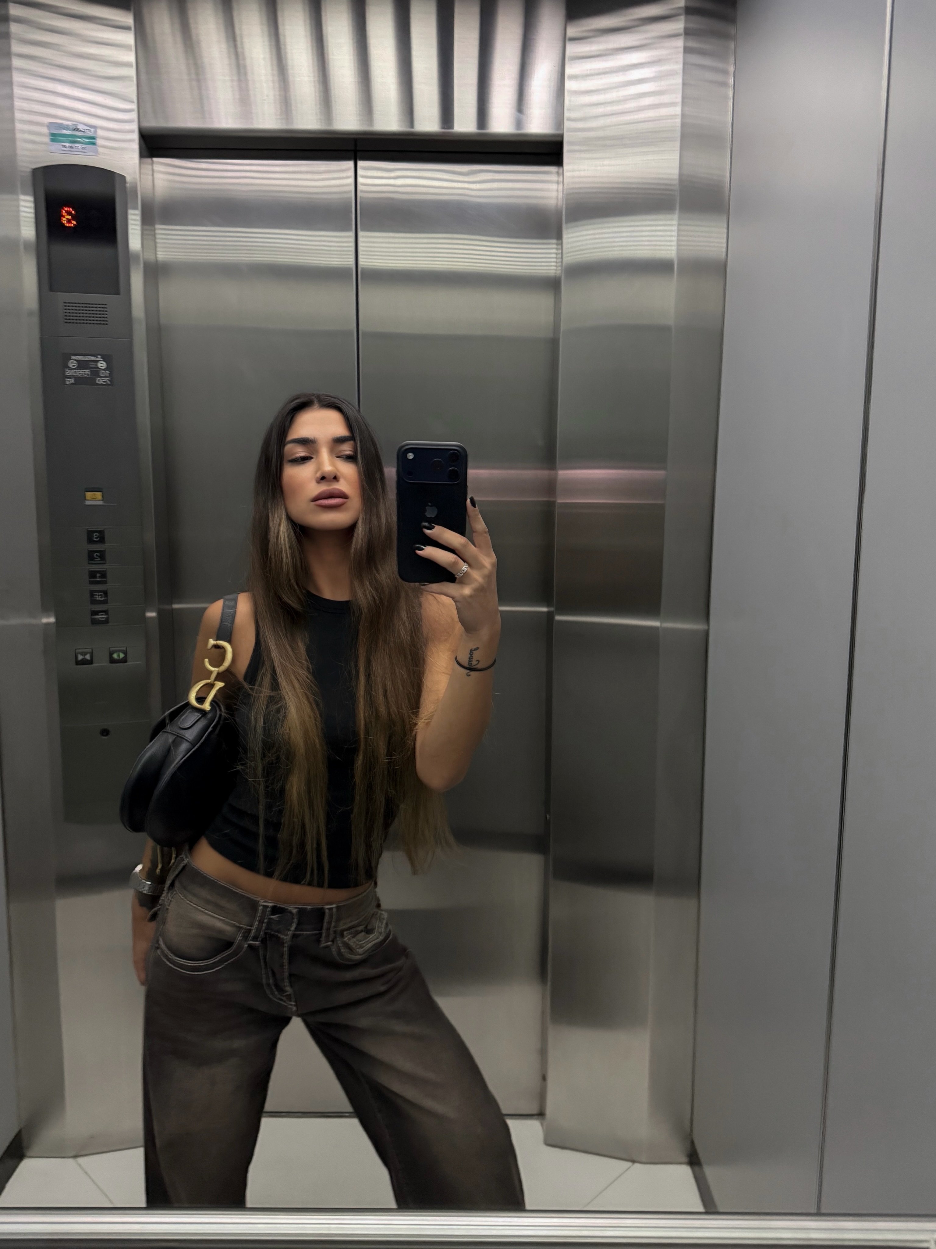 تيا ديب بالكروب توب والجينز الواسع تيا ديب بالكروب توب والجينز الواسع