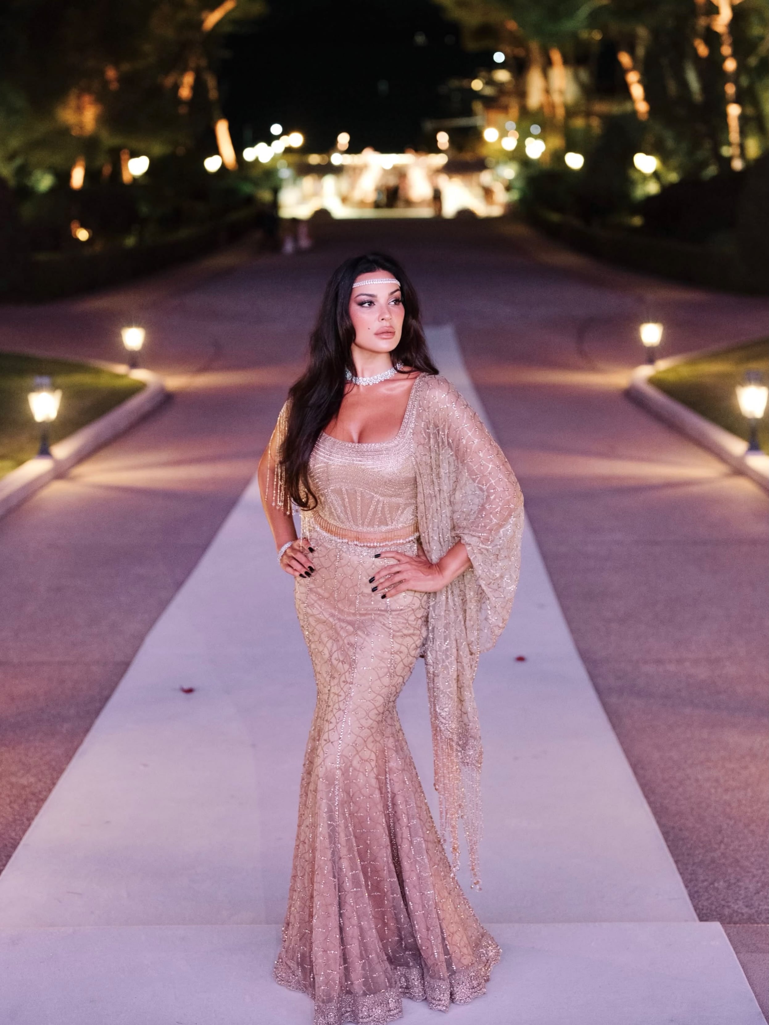 نادين نسيب نجيم تتألق بفستان ذهبي 