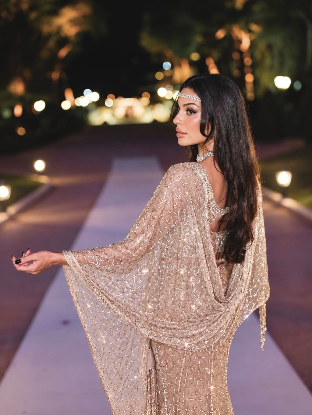 نادين نسيب نجيم بفستان ذهبي مميز