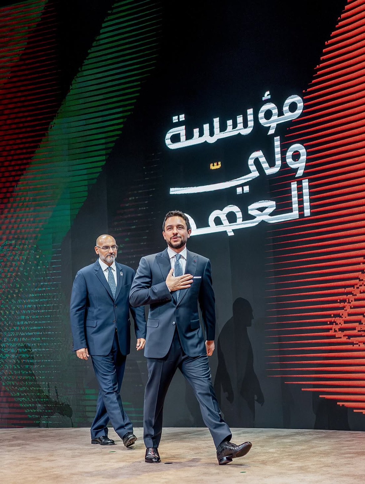 إطلالة الأمير الحسين.. كلاسيكية تليق بالمناسبة