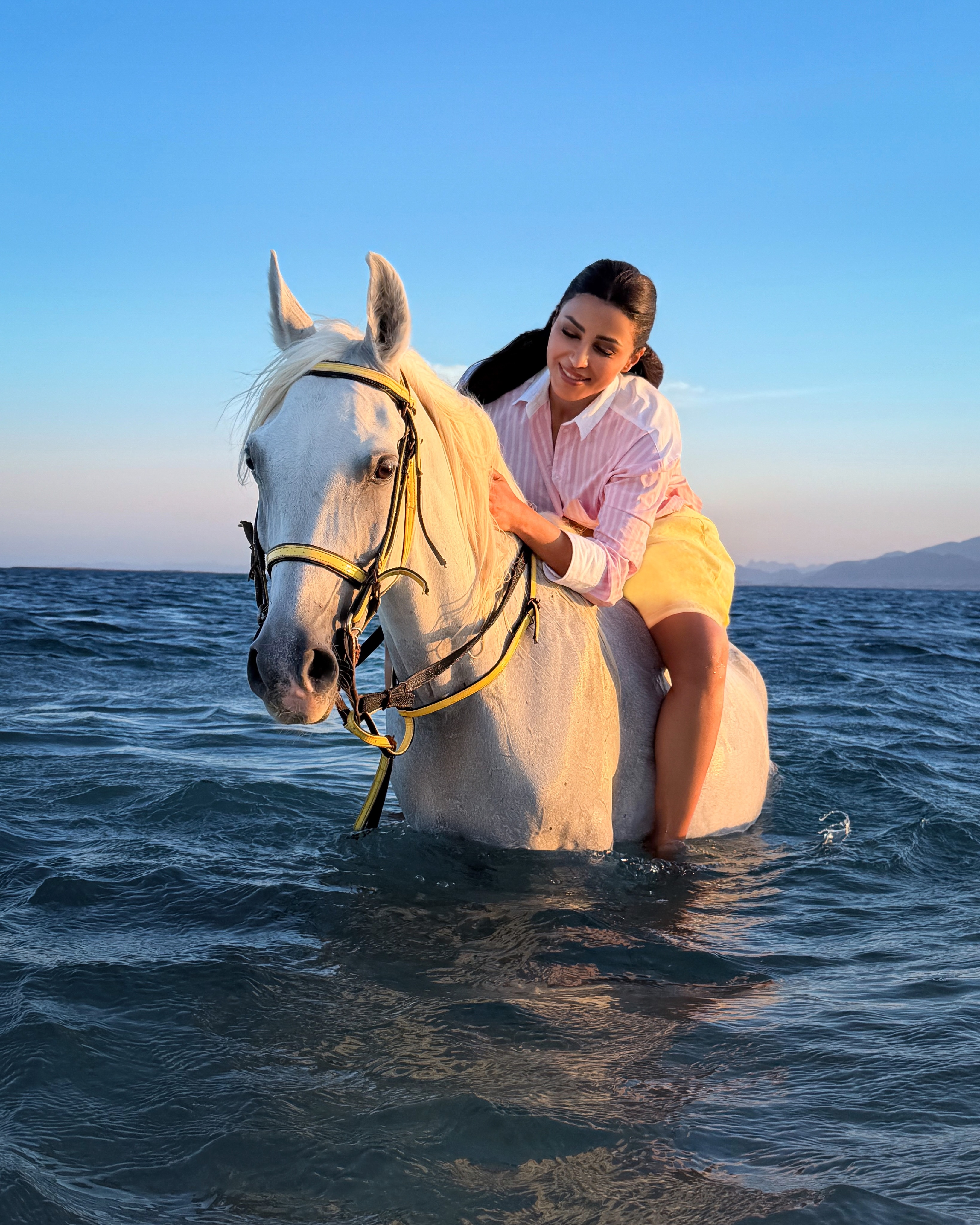 مهيرة عبد العزيز تستعرض موهبتها في ركوب الخيل