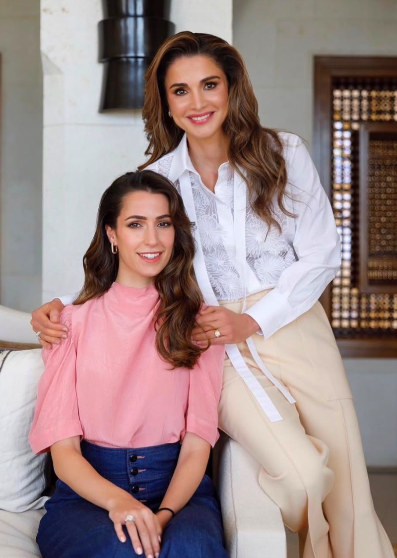 اطلالت عصرية وكلاسيكية تجمع الملكة رانيا  العبد الله والأميرة رجوة الحسين