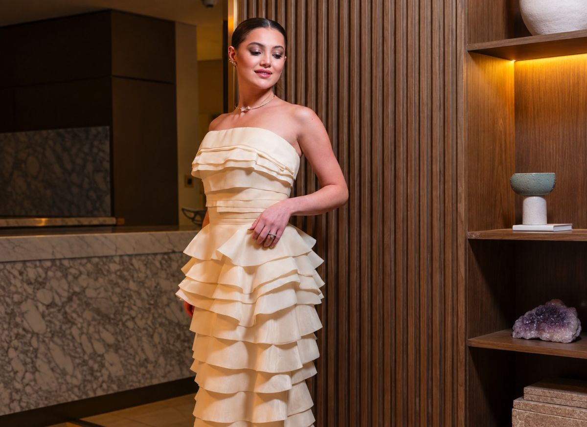 دانا الحلاني بإطلالة أنثوية بعد شهر العسل.. فستان أنيق بطبقات متدرجة 