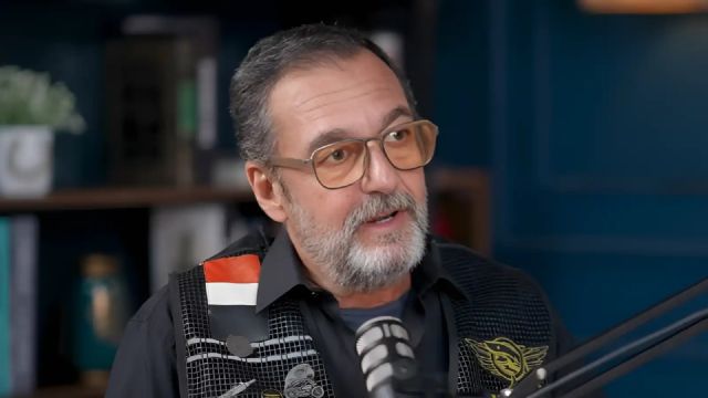 ابنة محمد مرزبان تزيّن حفل زفافها بصور والدها الراحل وتحتضنها بحب